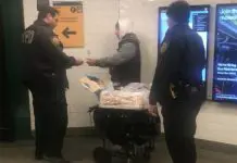 Multa a Vendedor de Churros en el Subway Vendedor de Churros Recibiendo Multa en NYC Subway