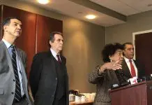Gina-Falú-hablando-a-la-audiencia-sobre-la-importancia-de-la-instrucción-escolar-con-inclusión
