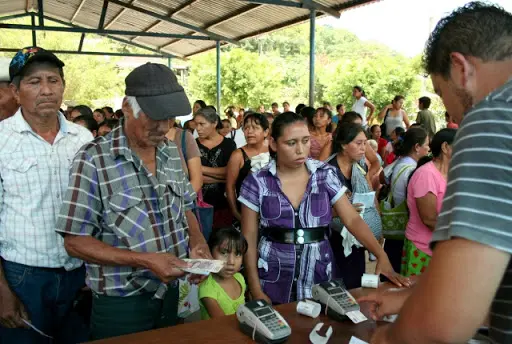 Mexicanos reciben subsidios para poder equilibrar su economía.