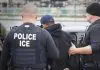 Agentes del ICE están cumpliendo órdenes de la administración Trump contra los inmigrantes.