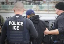 Agentes del ICE están cumpliendo órdenes de la administración Trump contra los inmigrantes.