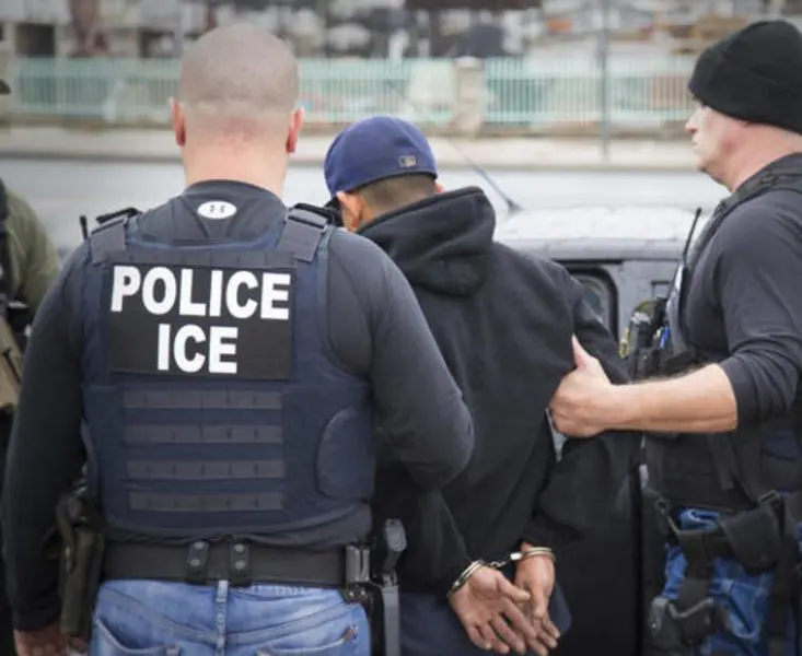Agentes del ICE están cumpliendo órdenes de la administración Trump contra los inmigrantes.