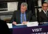 Alcalde Nueva York Bill de Blasio firmando la declaración en estado de emergencia a la ciudad de Nueva York.