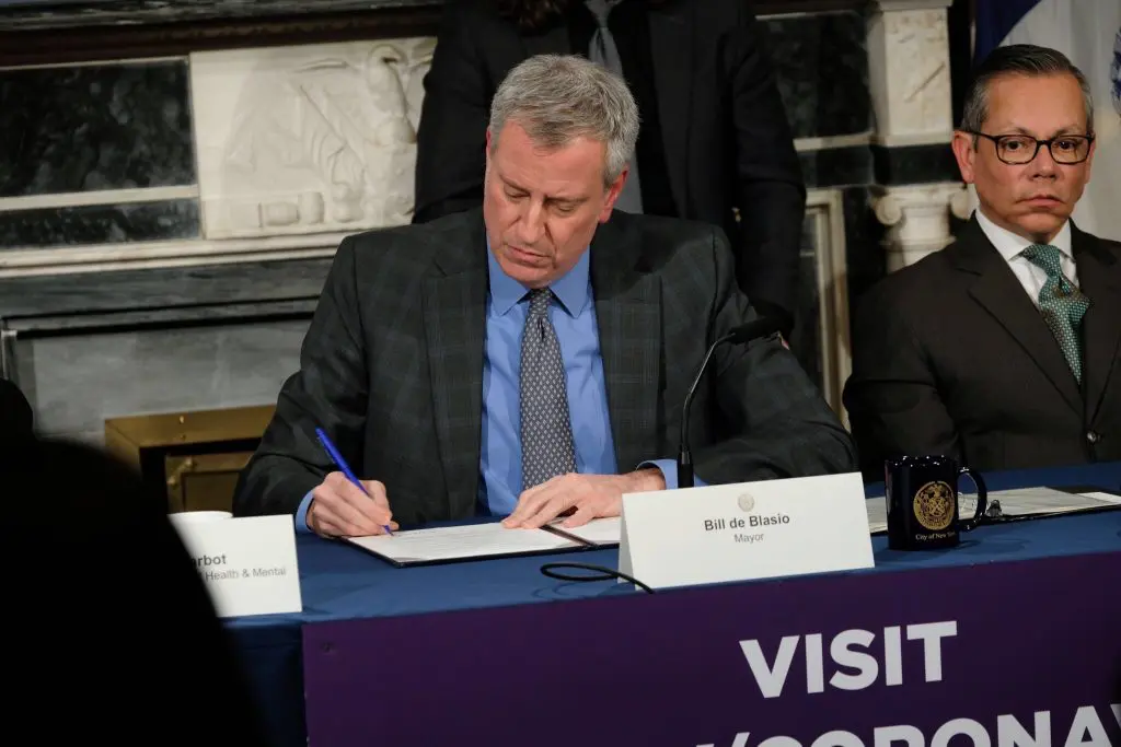Alcalde Nueva York Bill de Blasio firmando la declaración en estado de emergencia a la ciudad de Nueva York.