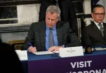 Alcalde Nueva York Bill de Blasio firmando la declaración en estado de emergencia a la ciudad de Nueva York.