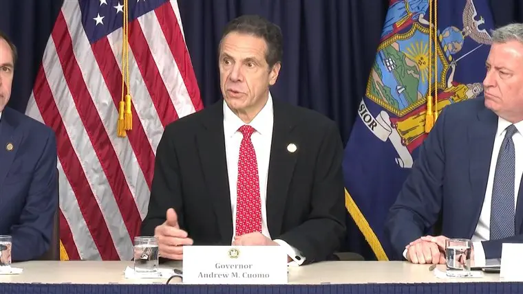 El gobernador Andrew Cuomo en conferencia de prensa con el alcalde Bill De Blasio, sobre el coronavirus.