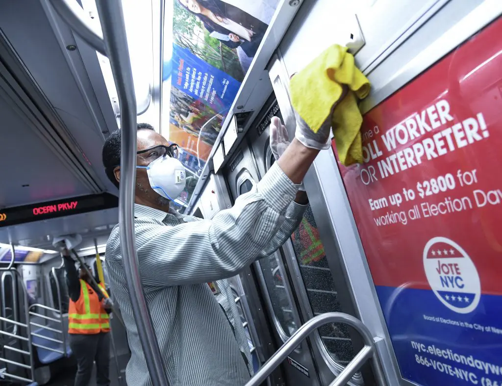 Realizan tareas para desinfectar en los trenes del metro de New York