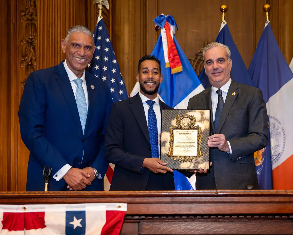 El presidente Luis Abinader y Antonio Reynoso durante la ceremonia en Brooklyn
