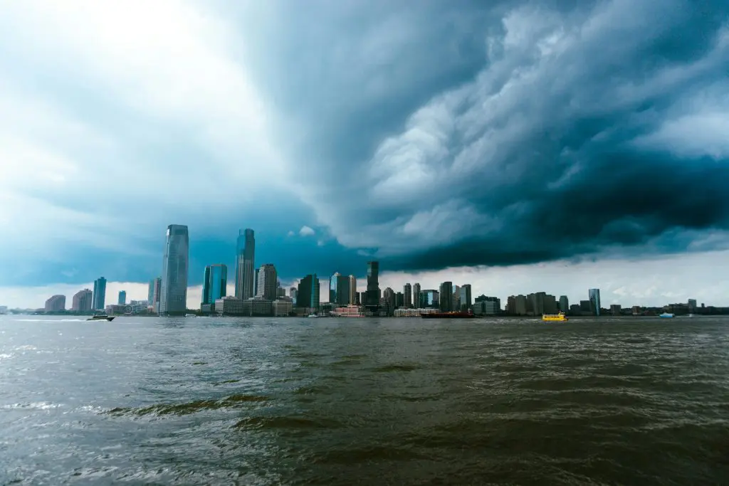 Nueva York se prepara para un nor’easter con fuertes vientos, lluvia y riesgo de inundaciones costeras.