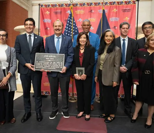 Hochul ofrece tributo a Hispanos