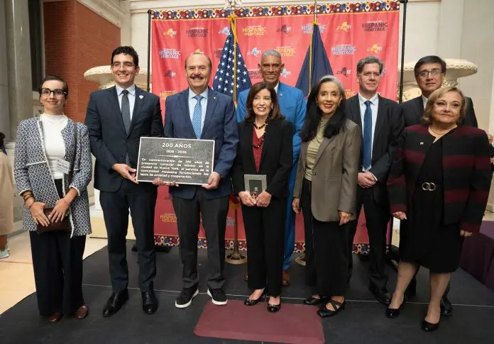 Hochul ofrece tributo a Hispanos