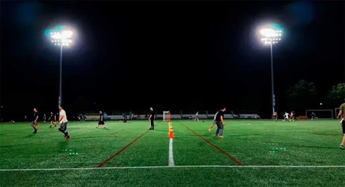 NYC extiende el fútbol nocturno gratuito
