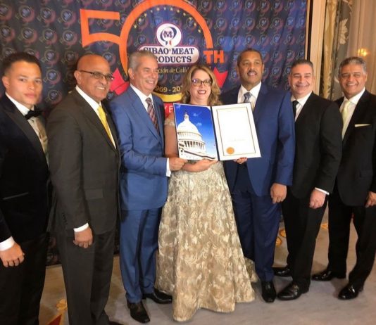 Los propietarios de Cibao Meat durante la ceremonia para celebrar sus 50 años de tradición al servico de sus clientes