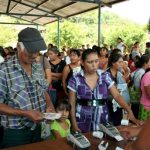 Mexicanos reciben subsidios para poder equilibrar su economía.