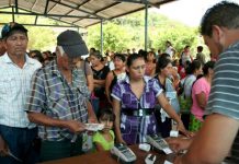Mexicanos reciben subsidios para poder equilibrar su economía.