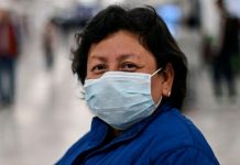Personas se cuidan y protegen del virus en las vías públicas.
