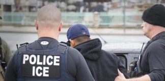 Agentes del ICE están cumpliendo órdenes de la administración Trump contra los inmigrantes.