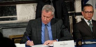 Alcalde Nueva York Bill de Blasio firmando la declaración en estado de emergencia a la ciudad de Nueva York.