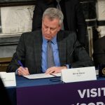 Alcalde Nueva York Bill de Blasio firmando la declaración en estado de emergencia a la ciudad de Nueva York.