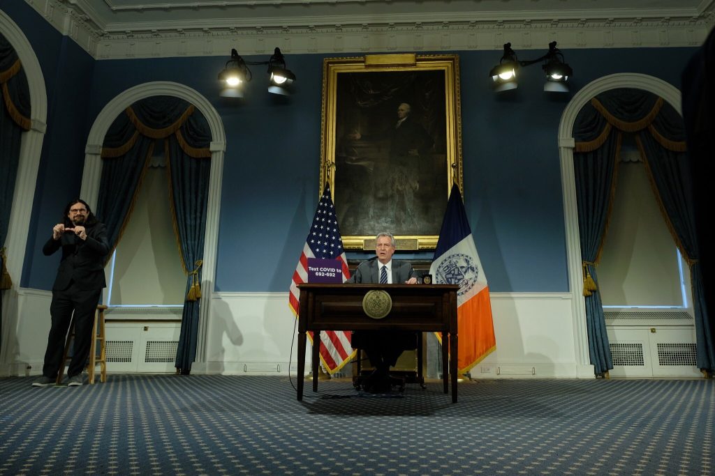 El alcalde Bill de Blasio en su resumen diario sobre covid-19.
