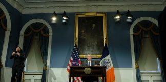 El alcalde Bill de Blasio en su resumen diario sobre covid-19.