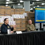 El gobernador de Nueva York, Andrew Cuomo anunciando la entrega de material médico para proteger a los pacientes con el virus.