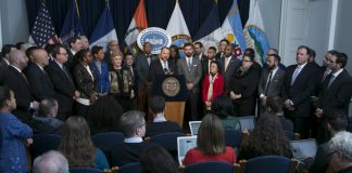 El presidente del Concejo Muncipal de New York, Corey Johnson pide $50 millones para alimentos de emergencia.