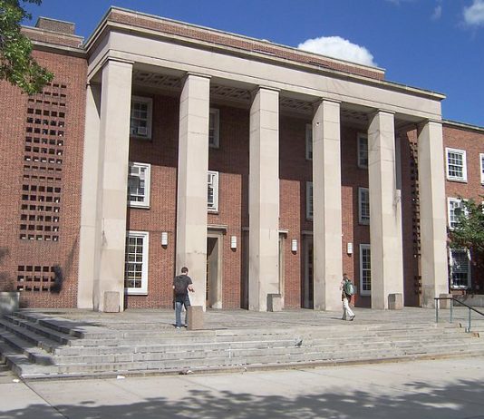 Queens Apertura Centro de Asistencia Censo 2020 La presidenta interina del condado de Queens, Sharon Lee, anunció que el Centro de Asistencia de Recursos del Censo 2020 en Queens Borough Hall abrirá al público a partir del jueves 5 de marzo, ofreciendo a los residentes de Queens la posibilidad de acceder a materiales de divulgación del Censo, hacer preguntas a voluntarios capacitados y postularse para trabajos relacionados con el Censo 2020. La presidenta del condado, Lee, también continúa aceptando solicitudes de organizaciones sin fines de lucro interesadas en recibir fondos estatales para los esfuerzos de divulgación del censo en Queens.