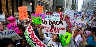 Jóvenes de DACA piden extensión de DACA y legalización.\