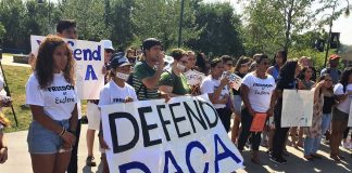 Jóvenes de DACA son informados que sus datos registrados pueden ser vistos o compartidos con ICE.