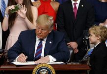 trump-firma-pacientes-terminales