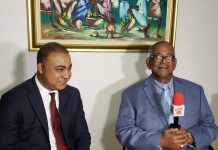 Fernando Aquino con el periodista Ramón Anibal Ramos, durante una entrevista.