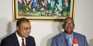 Fernando Aquino con el periodista Ramón Anibal Ramos, durante una entrevista.