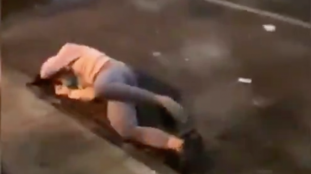 oficial de Brooklyn empujó violentamente a la joven Dounya Zayer