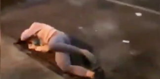 oficial de Brooklyn empujó violentamente a la joven Dounya Zayer