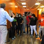 El alcalde Bill De Blasio con jóvenes del grupo Cure Violence que trabajan para ayudar a disminuir la violencia en las comunidades.