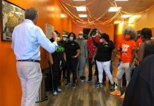 El alcalde Bill De Blasio con jóvenes del grupo Cure Violence que trabajan para ayudar a disminuir la violencia en las comunidades.