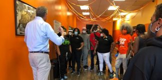 El alcalde Bill De Blasio con jóvenes del grupo Cure Violence que trabajan para ayudar a disminuir la violencia en las comunidades.