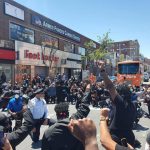 Policías se disculpan de rodillas en Jamaica, Queens en protesta por la muerte de George Floyd.