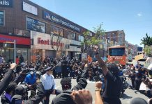 Policías se disculpan de rodillas en Jamaica, Queens en protesta por la muerte de George Floyd.