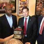 Senador republicano Marco Rubio porpone una ley para que más inmigrantes reciban el cheque de estímulo