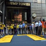 El alcalde de la ciudad de Nueva York, Bill de Blasio, participar en la creación del Mural Black Lives Matter, frente a la Torre Trump (Trump tower).