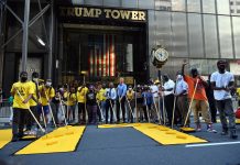 El alcalde de la ciudad de Nueva York, Bill de Blasio, participar en la creación del Mural Black Lives Matter, frente a la Torre Trump (Trump tower).