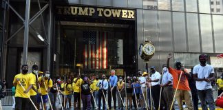 El alcalde de la ciudad de Nueva York, Bill de Blasio, participar en la creación del Mural Black Lives Matter, frente a la Torre Trump (Trump tower).