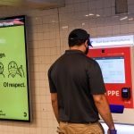 Una de las máquinas de venta de equipos de protección en el subway