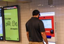 Una de las máquinas de venta de equipos de protección en el subway