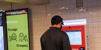 Una de las máquinas de venta de equipos de protección en el subway