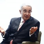El expresidente colombiano Álvaro Uribe renuncia
