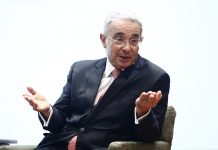 El expresidente colombiano Álvaro Uribe renuncia