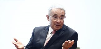 El expresidente colombiano Álvaro Uribe renuncia